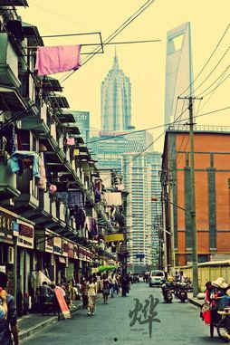 新旧上海,时光交织的都市变迁记